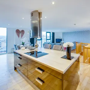 Spacious 3-bed Penthouse With Sky Line Views Apartment Sheffield